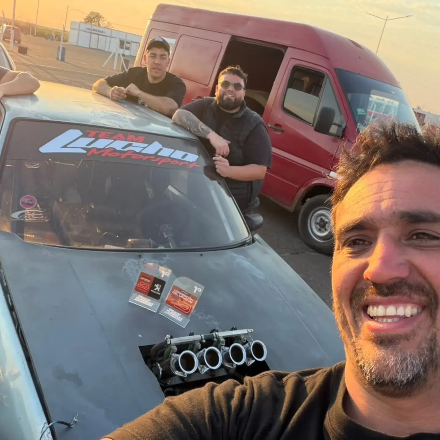 Luciano Brandolin con su equipo junto al Peugeot 205 en Concepción del Uruguay