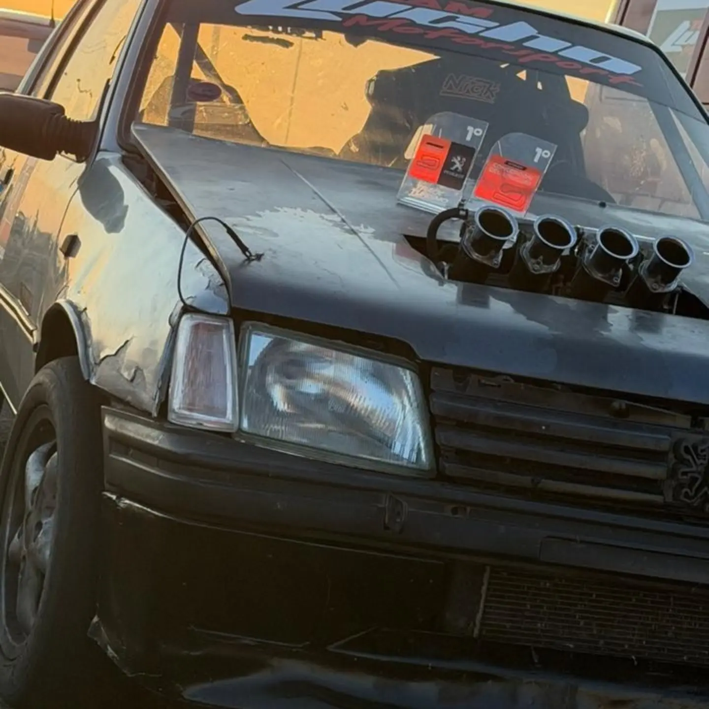 Los dos trofeos de primer puesto de Luciano Brandolin sobre el Peugeot 205