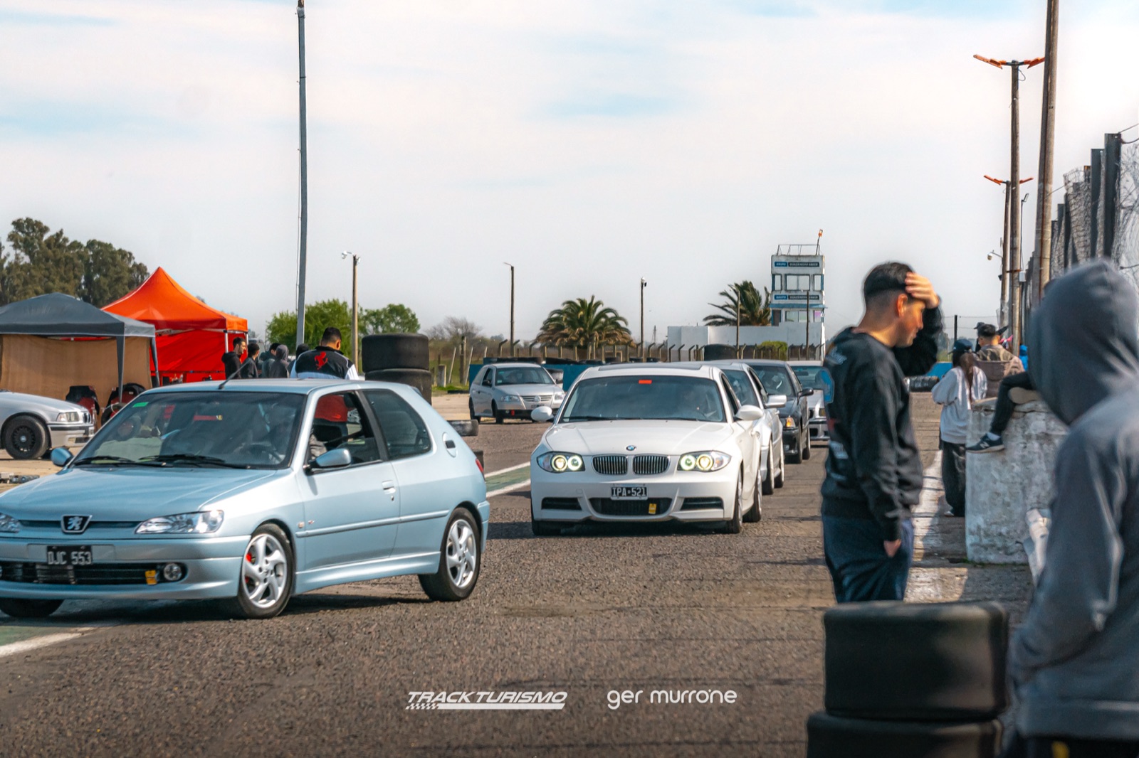 Autos en la calle de boxes del Autódromo 9 de Julio